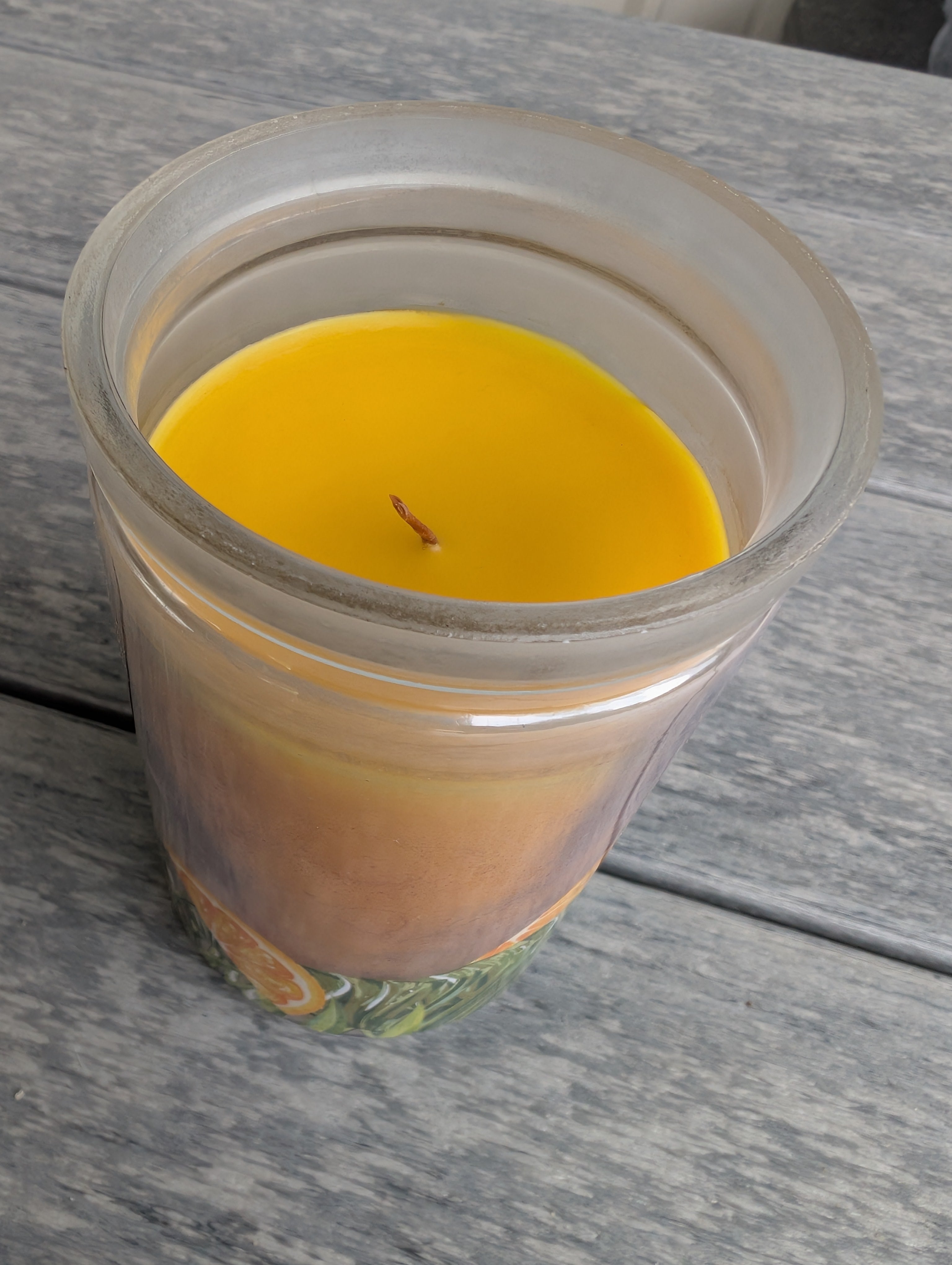 Fragrant single wick candle with creamy orange aroma and classic style jar