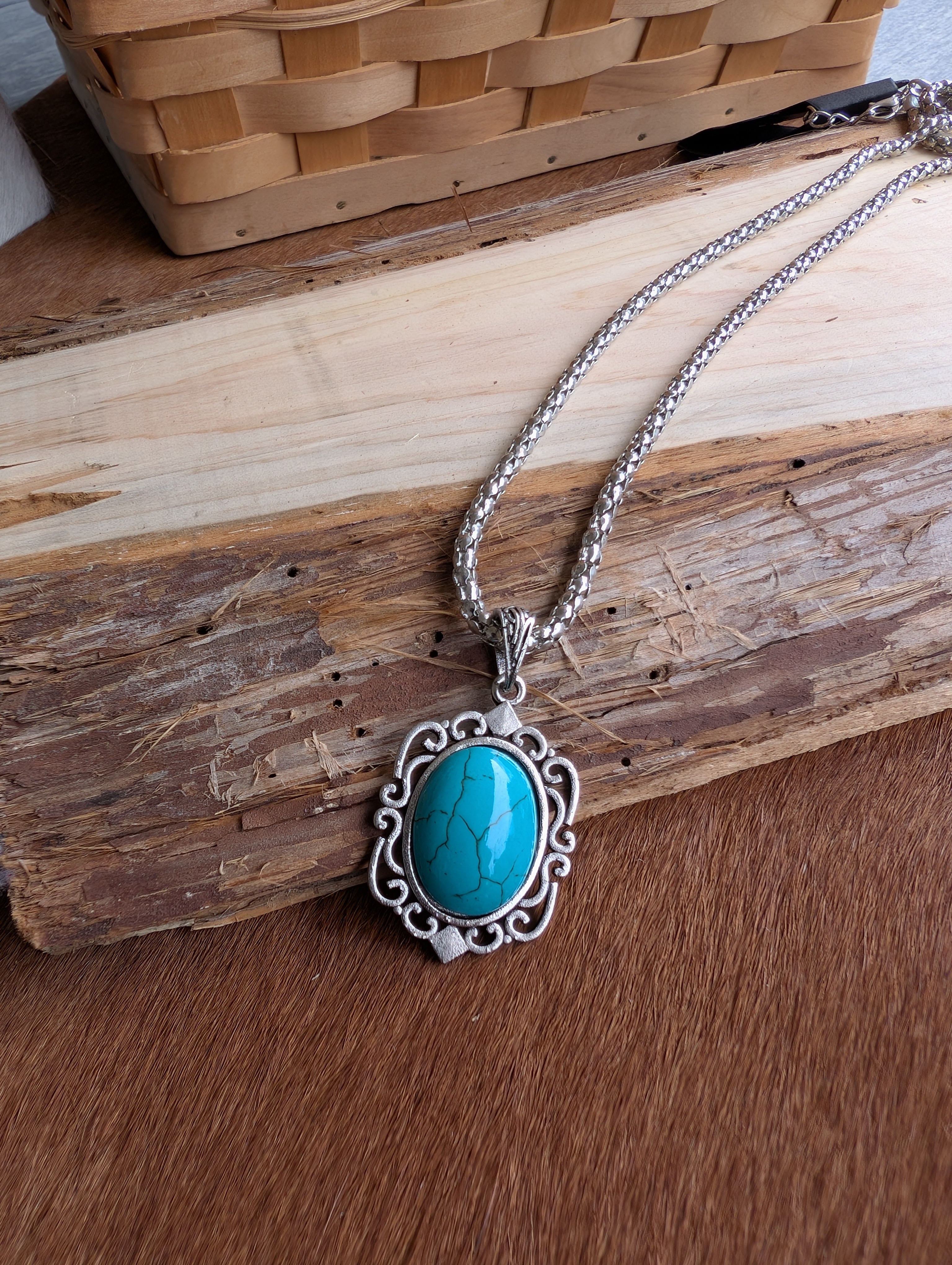 Western-style turquoise pendant necklace for women