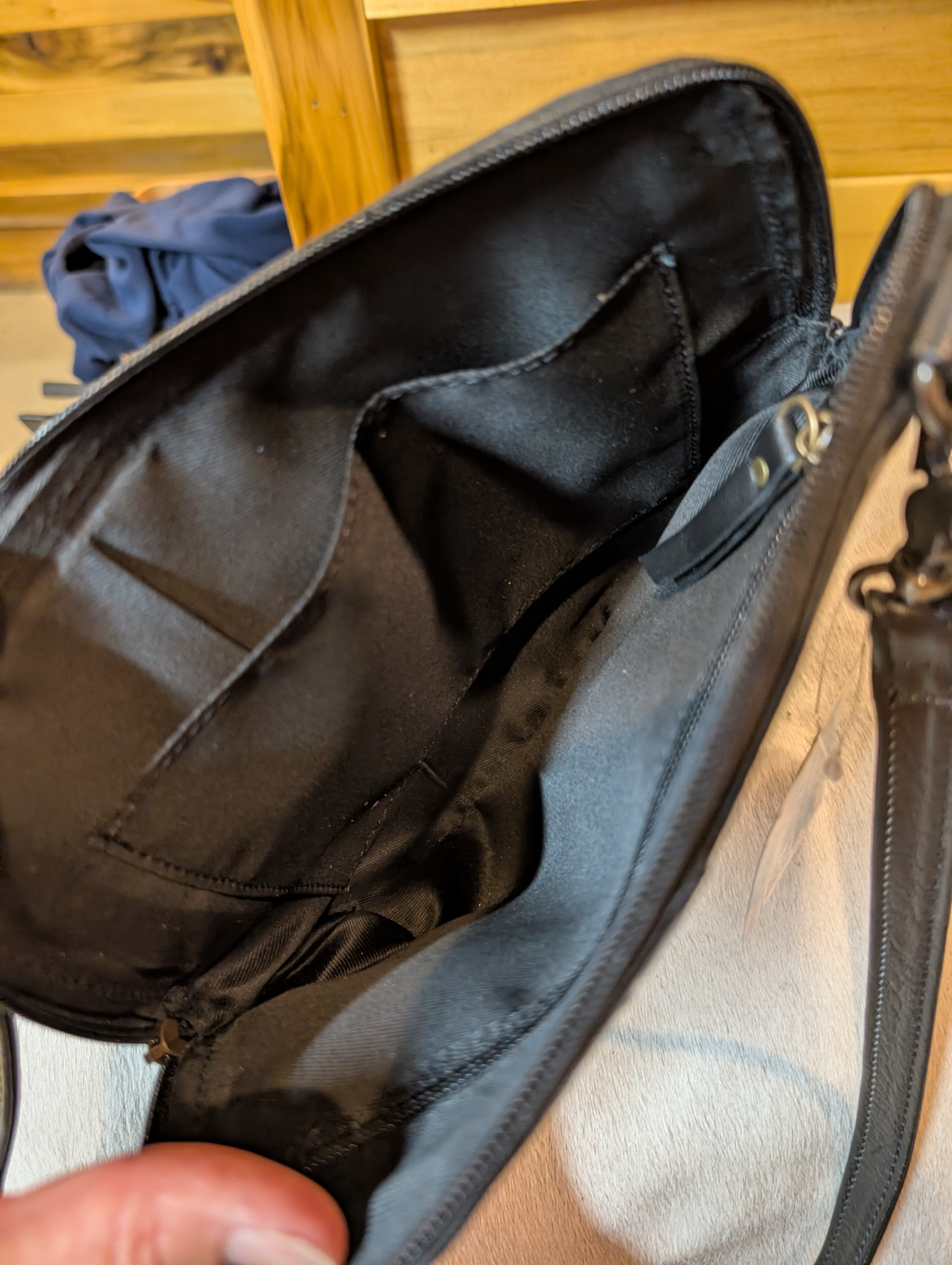 Compact crossbody bag in genuine leather with quilted stitching and sleek black finish