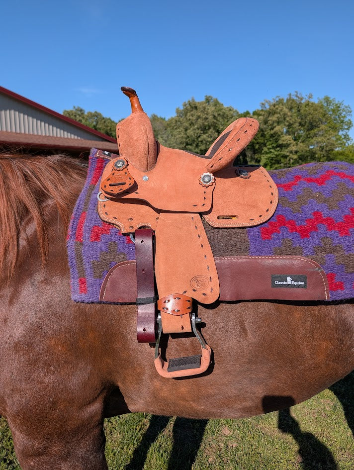 Small 10in barrel saddle right side view on a horse. 