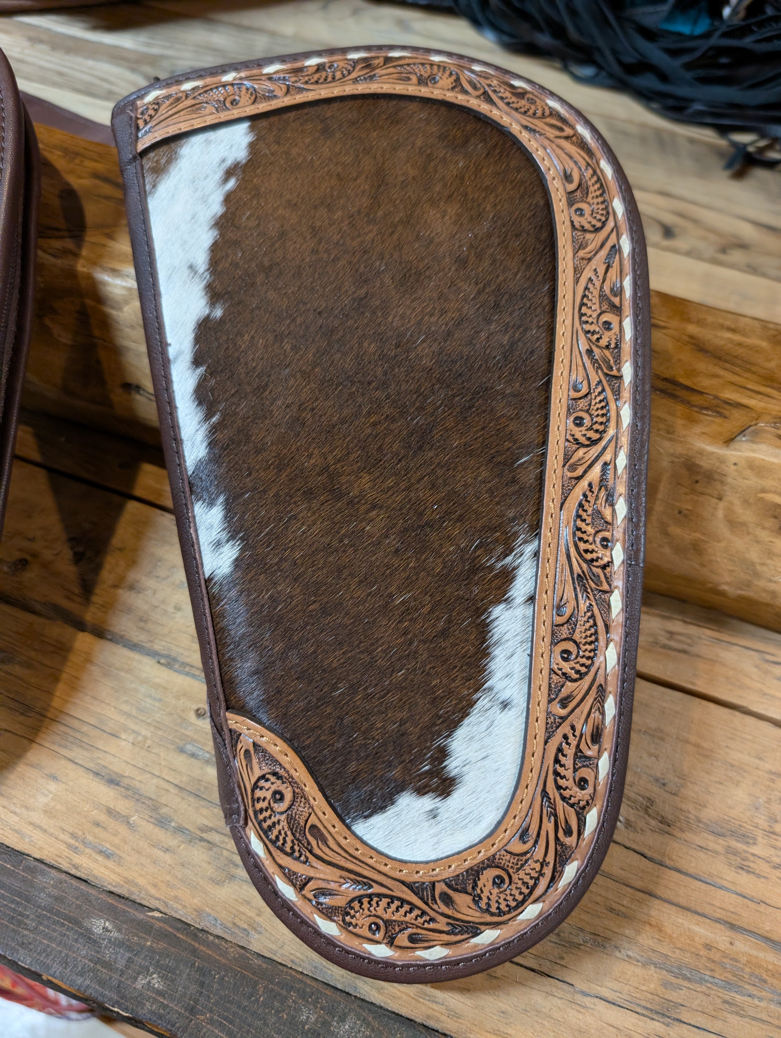 Premium cowhide and leather gun case with padded interior – durable firearm protection in Western style