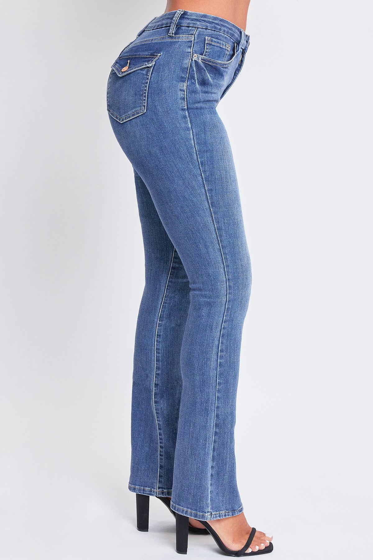 Right side view of a lady wearing curvy jeans with pockets.