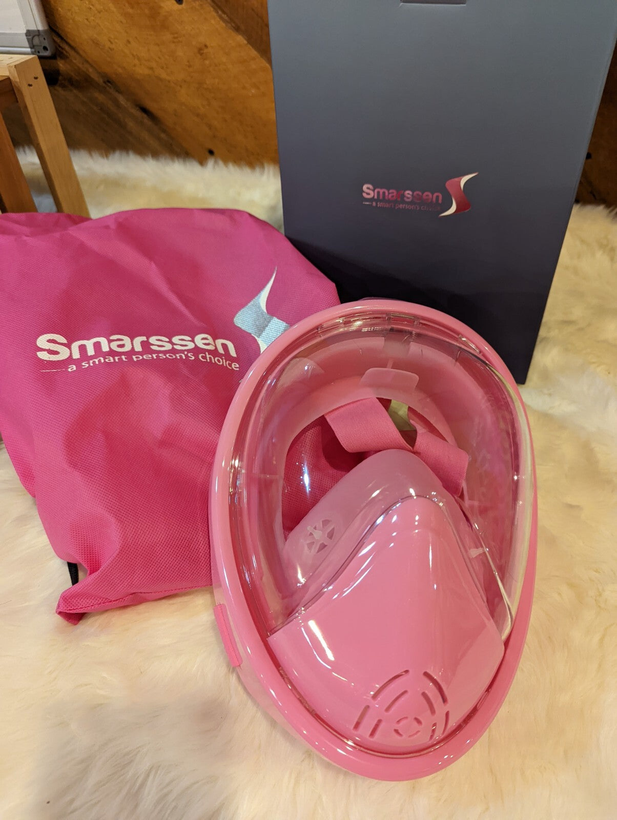 Full faced snorkeling mask with Smarssen branding on a wooden surface