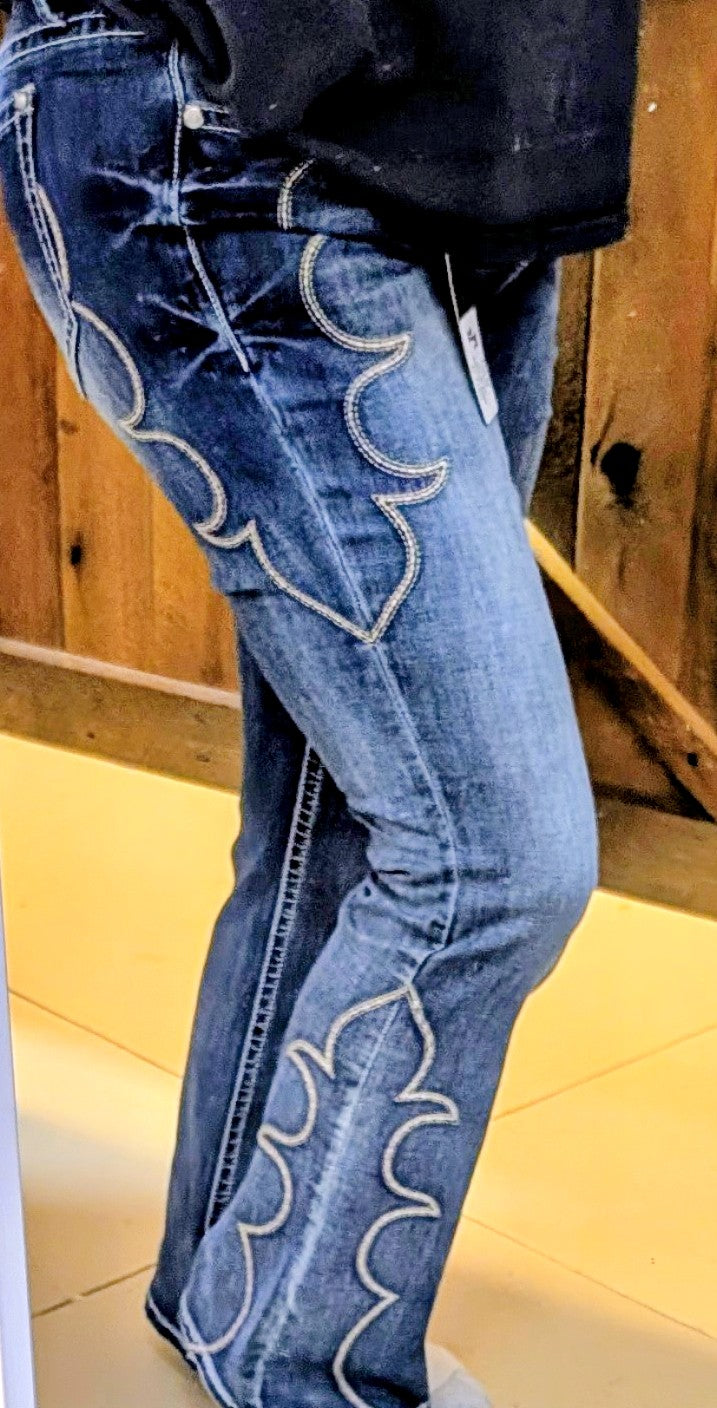 The Grace in LA women's jean in Easy Fit shows off your best shape by featuring a higher rise.