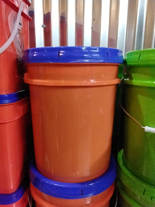 5-gallon bucket of laundry detergent comparable to Tide with strong cleaning power