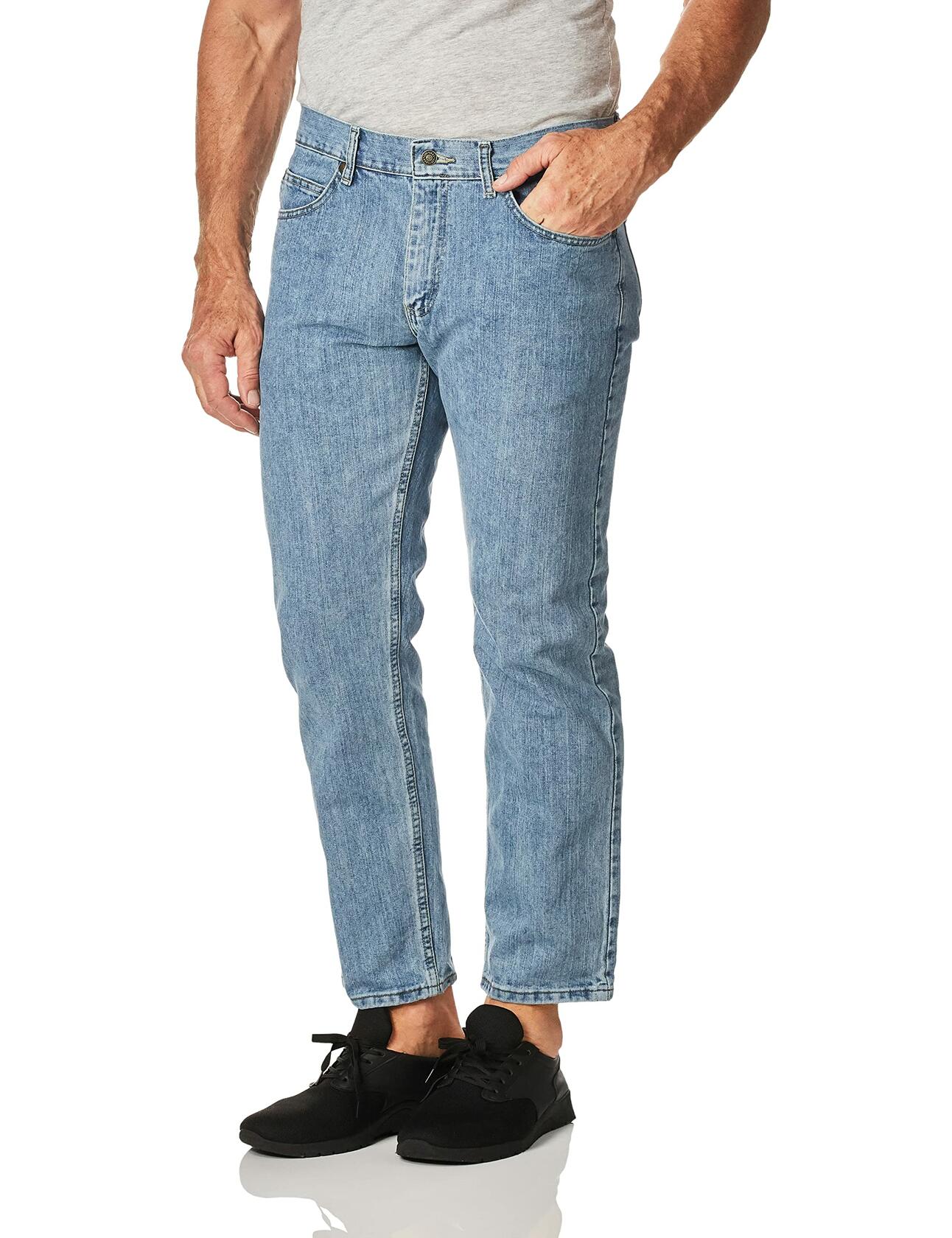 Man wearing men's lee jeans with hand in pocket