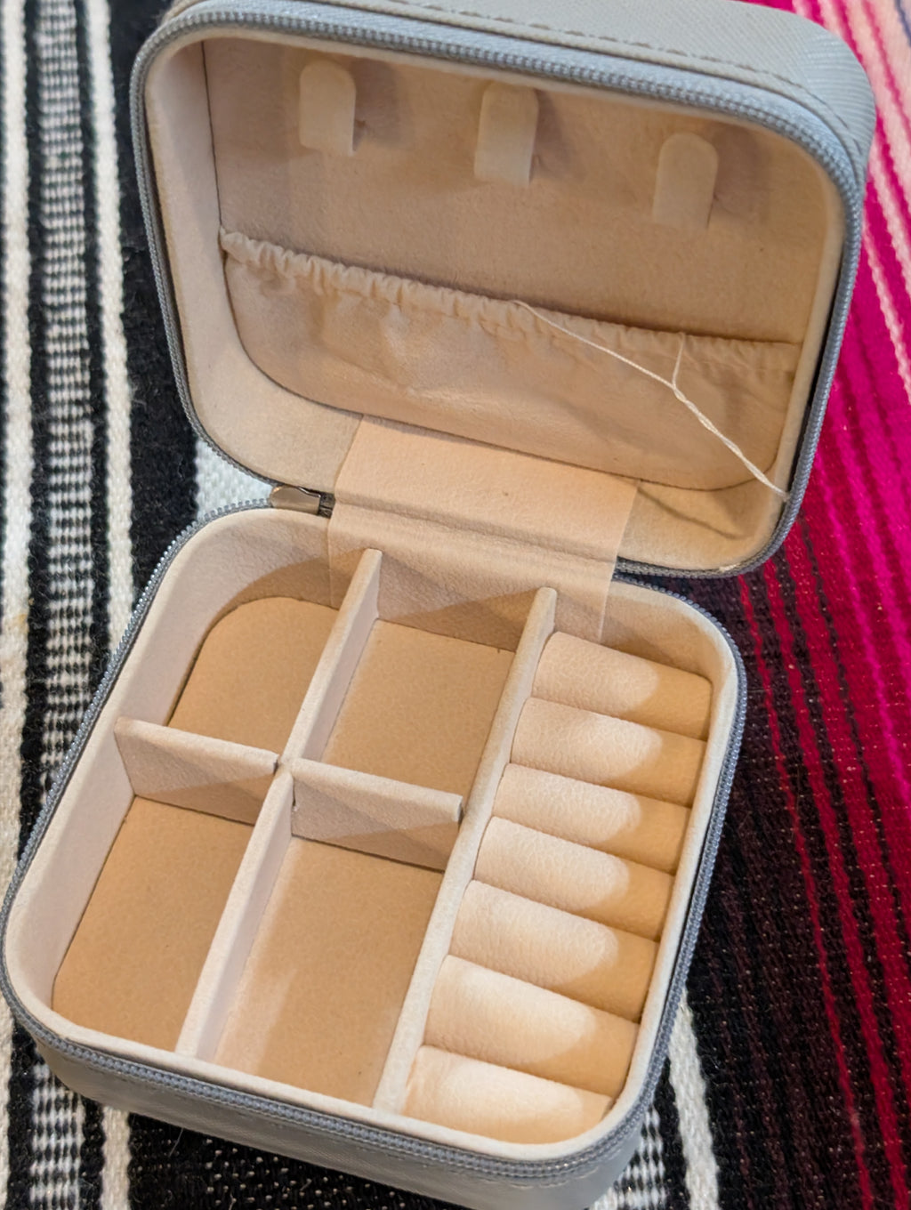 Small Travel Jewelry Box – Compact Storage for Women’s Accessories