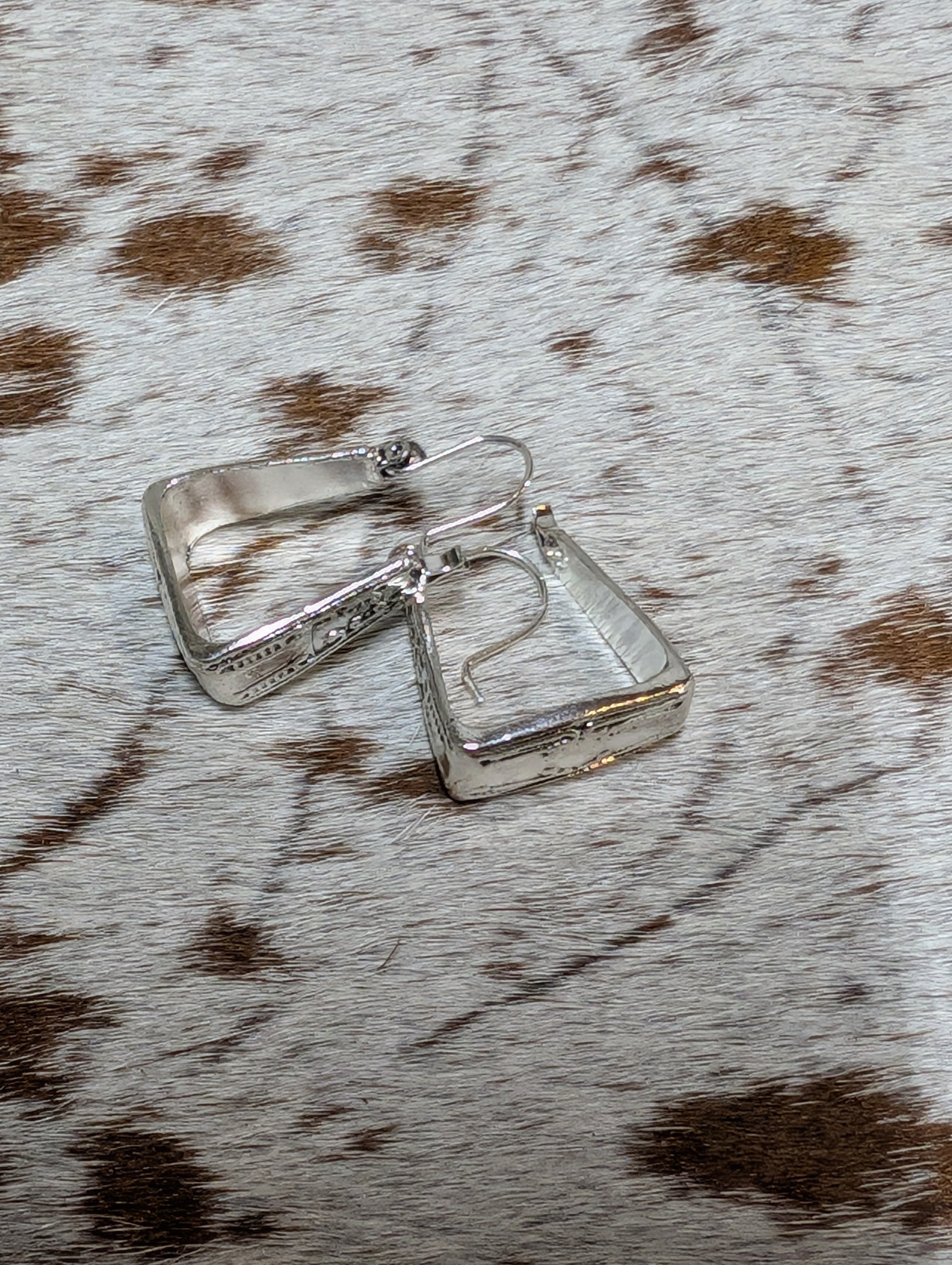 Engraved silver stirrup-shaped fashion earrings with western design, lightweight jewelry for cowgirls and horse lovers