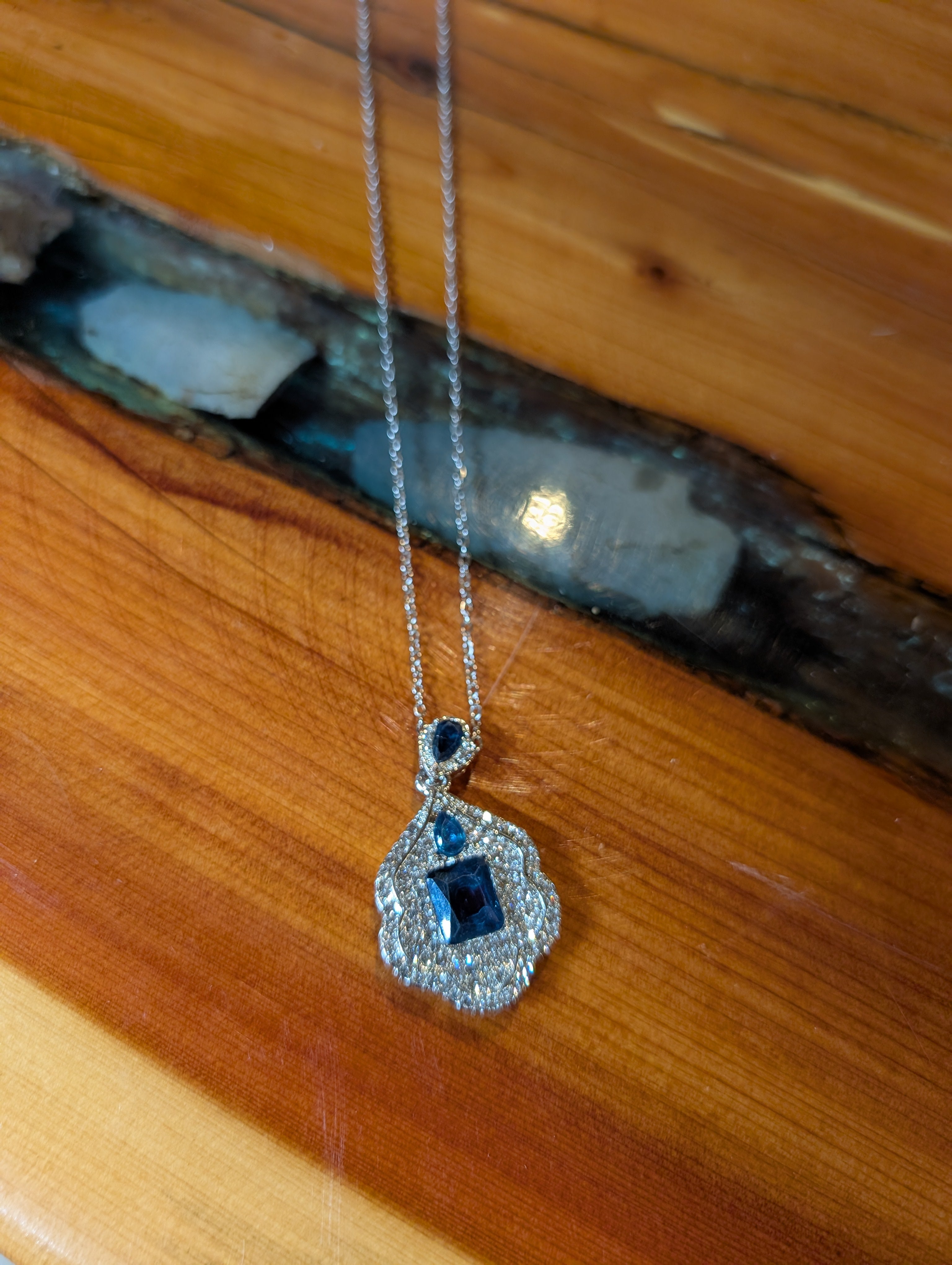 Elegant Deep Blue Stone Fashion Necklace – Limited Stock