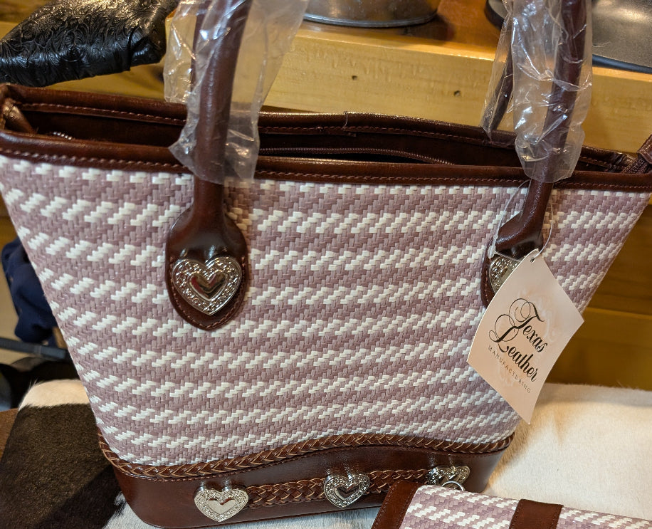 Snag the last of this super cute pink and white purse—your all-in-one crossbody and wallet combo! Perfect for every occasion, from casual outings to special events, it’s stylish, compact, and functional. Final clearance deal—one and done, don’t miss out!