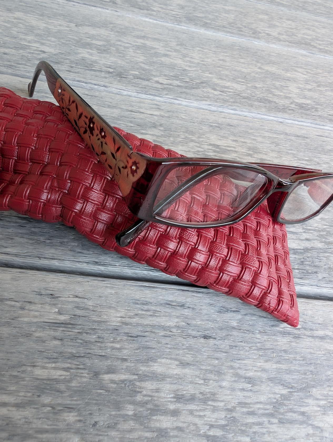 "Lightweight magnifying glasses with case for everyday use"
