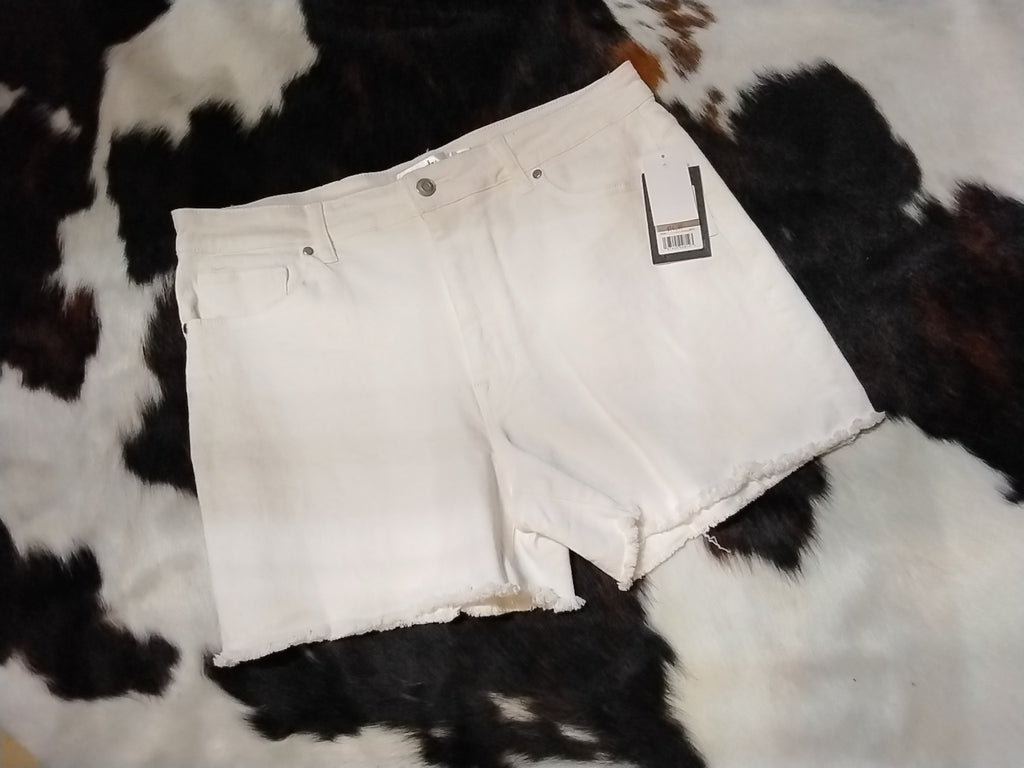 White denim shorts front wiew