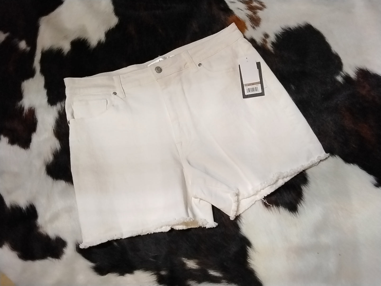 White denim shorts front wiew