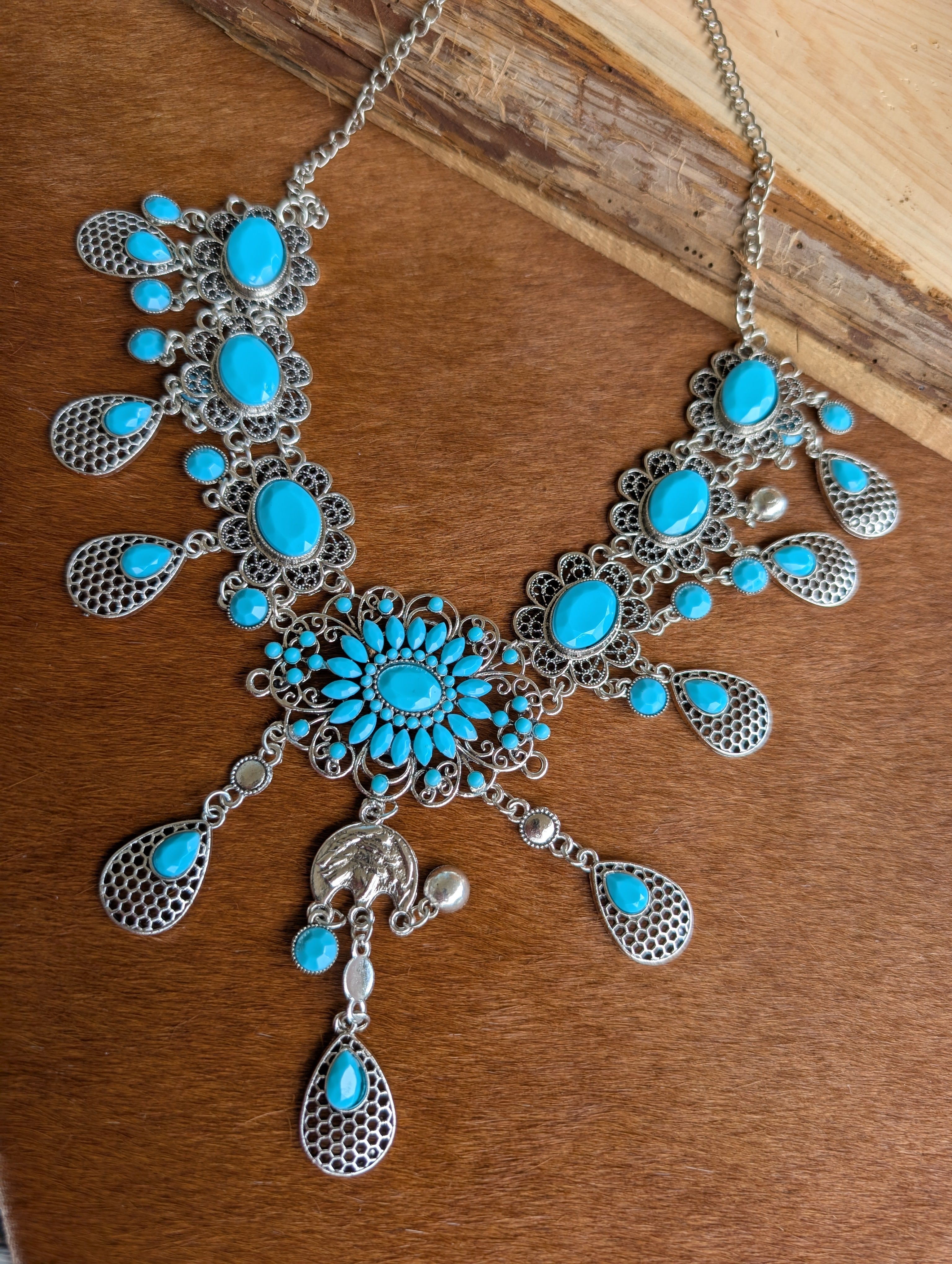 Lightweight cowgirl-style necklace with natural tones for festival fashion