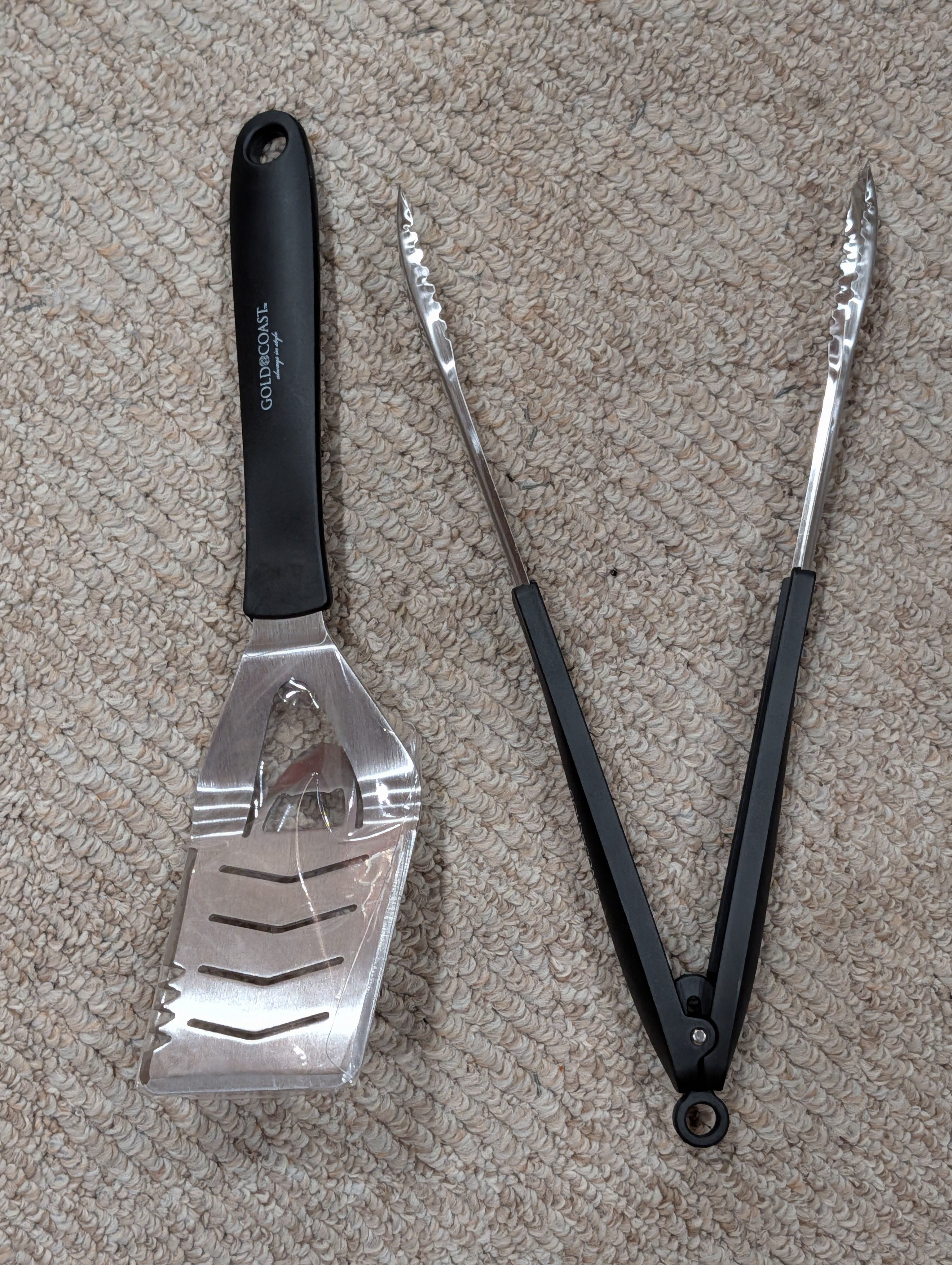 Metal spatula and tongs for grilling