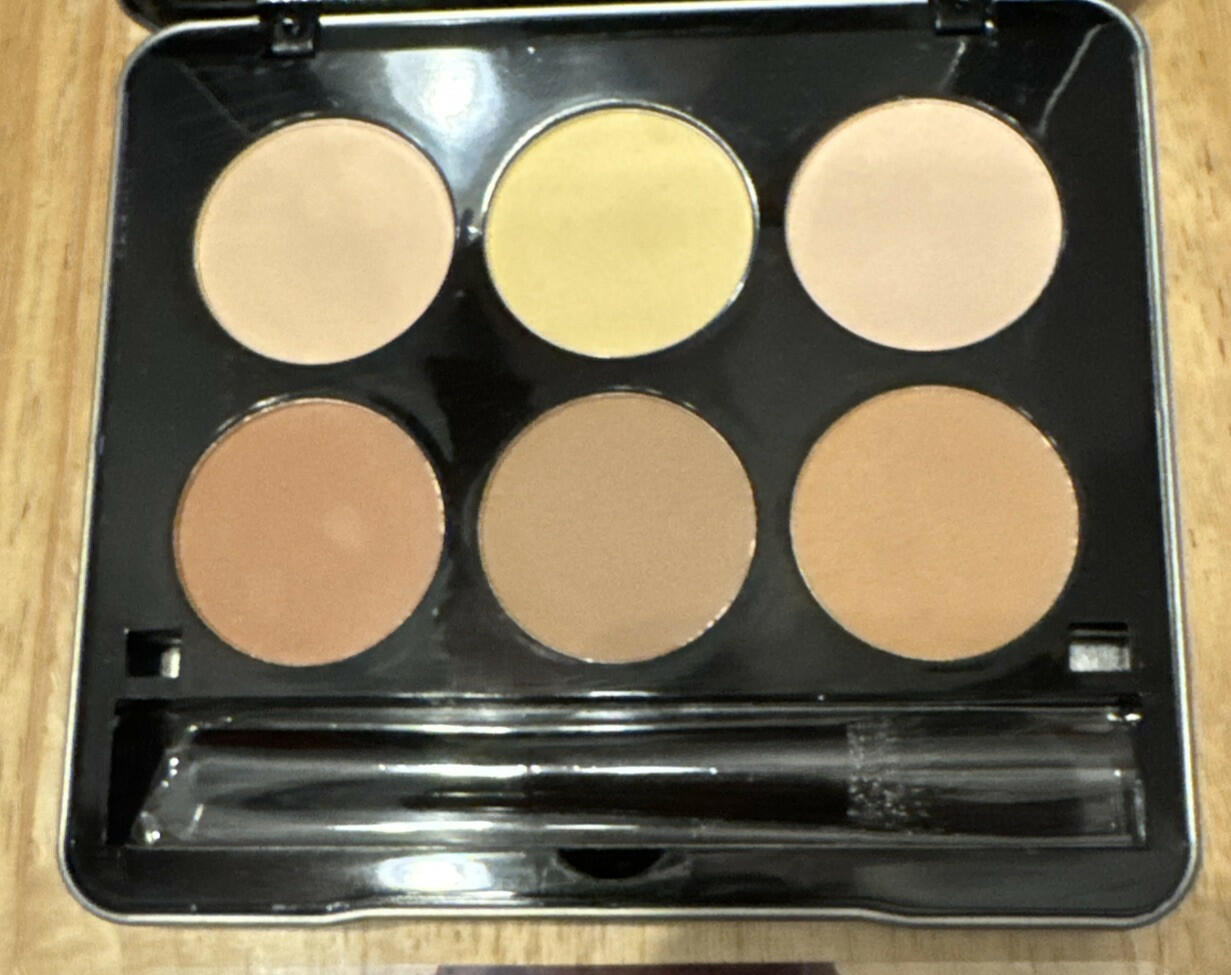 NEW Sealed Love Me Makeover Essentials Contour Kit