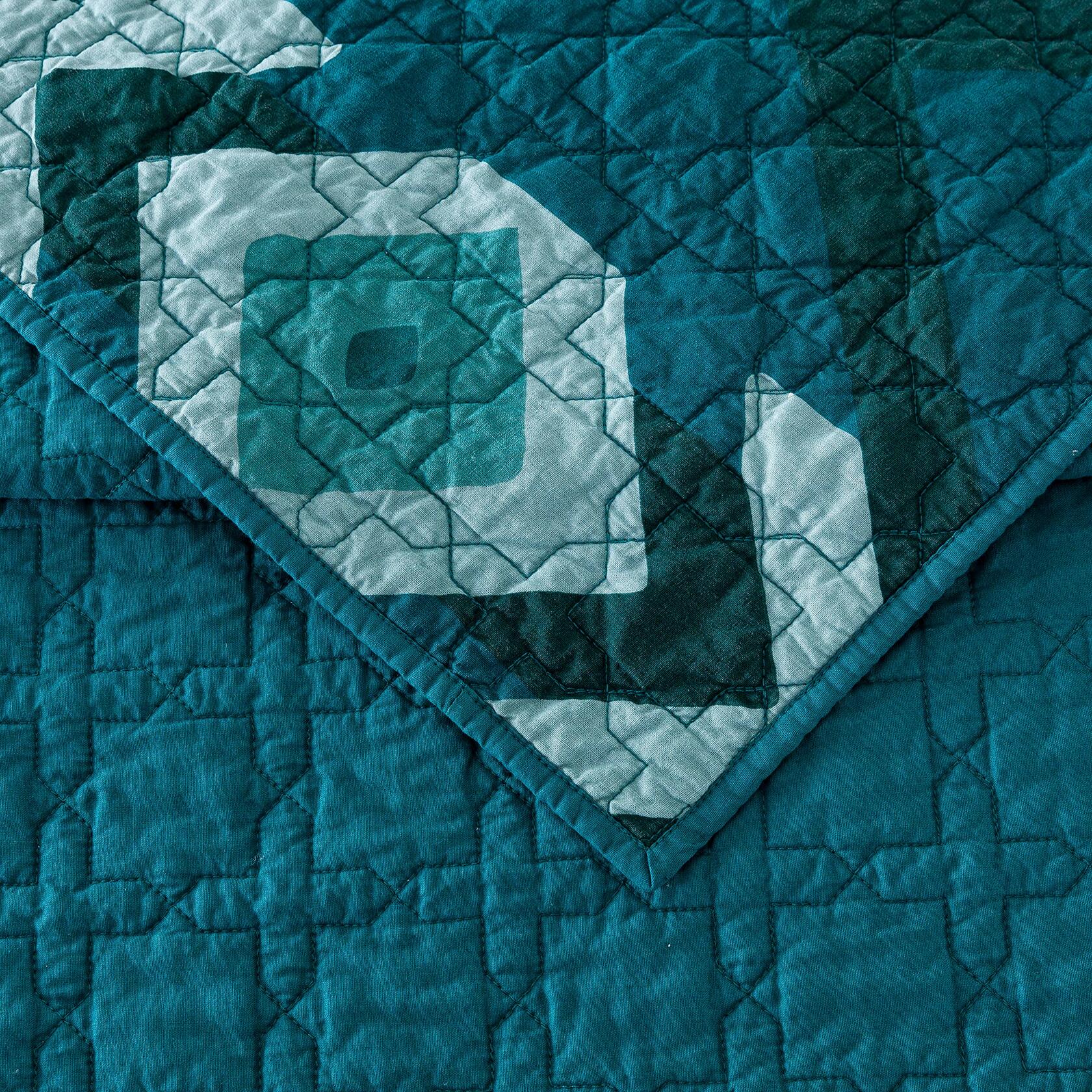 Teal quilt with diamond pattern