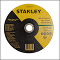 A circular concrete cutting disc by Stanley, featuring a black and yellow color scheme with Spanish text indicating concrete cutting capabilities and a central metal mounting hole.